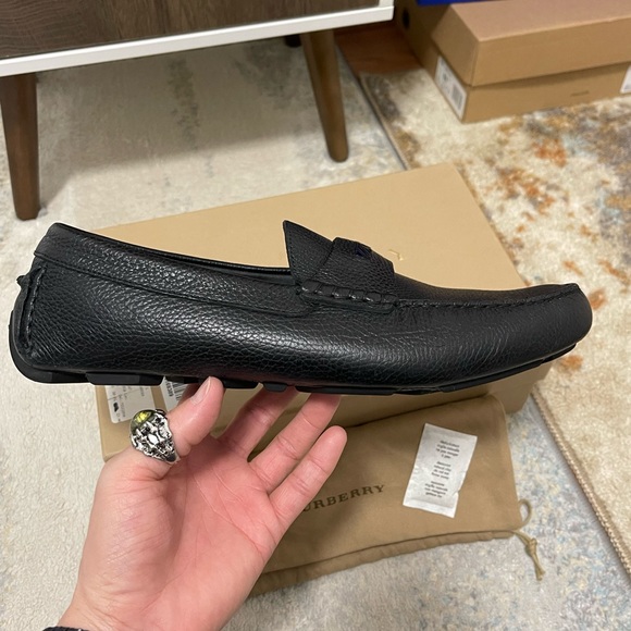 Like New Men’s Size 11.5 Burberry Silverstone Grainy Leather Loafer In Black - Picture 6 of 14